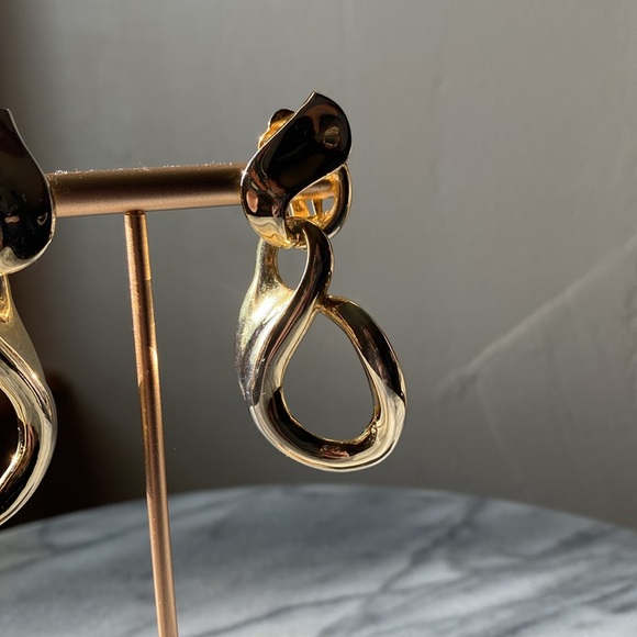 Vintage Gold tone earrings clip on - Picture 3 of 4